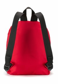 Zaino rosso con spallacci in nylon nero. Forma arrotondata e texture liscia. Presenta una maniglia superiore e hardware regolabile sulle spalline.