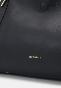 Coccinelle WALLACE - Käsilaukku - noir/cuir