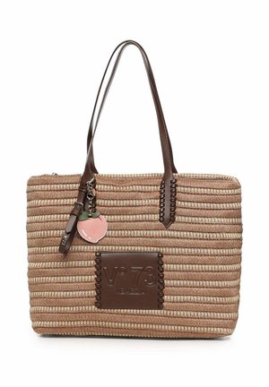 Rechthoekige, geweven bruine draagtas met leren handvatten, vooraan een leren label met het opschrift "V° 73 Venezia" en een sleutelhanger in de vorm van een perzik.