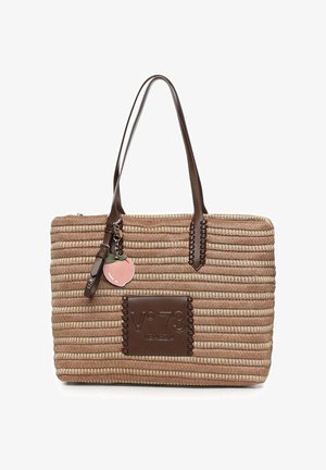 Bolso tote rectangular tejido de color marrón con asas de cuero, parche delantero de cuero con el grabado "V° 73 Venezia" y un llavero en forma de melocotón.