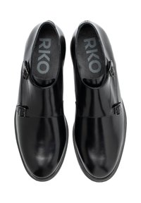 Zwarte leren schoenen met glanzende afwerking, voorzien van een ronde vorm, een detail met zijgesp aan de zijkant en een gevoerde binnenkant met logo-opdruk.