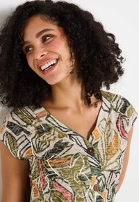 Vestido de manga corta con escote en V, estampado botánico multicolor en tonos verdes, rosas y con detalles en dorado, con botones marrones en el frente.