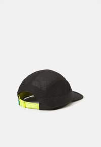 Casquette en maille noire avec une visière courbée, dotée d'une sangle ajustable jaune vif à l'arrière. Le matériau texturé offre une bonne respirabilité.