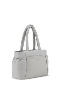 Borsa tote grigia chiara in tessuto trapuntato, con doppie maniglie imbottite e una tasca laterale arricciata. Design minimalista con una texture liscia.