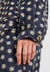Sister Jane BUCK FLOWER JACKET UNISEX - Denim jacket - navy