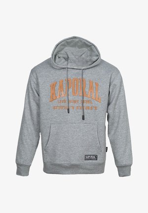 Grijze hoodie met een kangoeroezak, verstelbare trekkoordkap en oranje opdruktekst "KAPORAL" met coördinaten. Zachte stoftextuur.