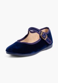 Chaussure Mary Jane en velours bleu marine avec une bride à boucle dorée et une semelle plate noire, conçue pour le pied d'un enfant.