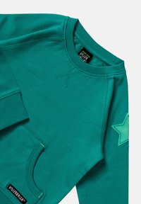 Felpa a maniche lunghe color teal con colletto e polsini a coste, tasca frontale, toppa a stella sulla manica e etichetta del marchio Villervalla.