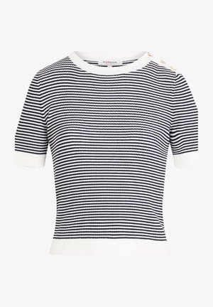T-shirt de malha às riscas azul-marinho e branca, com mangas curtas e gola redonda, decorada com três botões nos ombros. Textura lisa e design ajustado.
