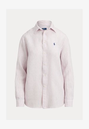 Ροζ πουκάμισο με μακριά μανίκια και κουμπιά, με λεπτές μπλε κάθετες ρίγες και μικρό λογότυπο ενός αλόγου σε ναυτικό μπλε στο αριστερό στήθος.