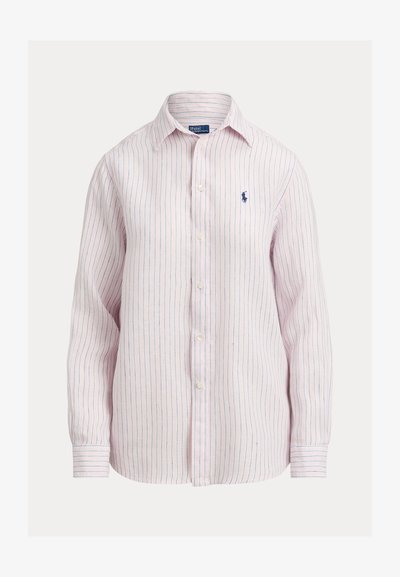 Cămașă roz cu mâneci lungi, cu nasturi, cu dungi verticale subțiri albastre și un mic logo cu cal albastru închis pe pieptul stâng.