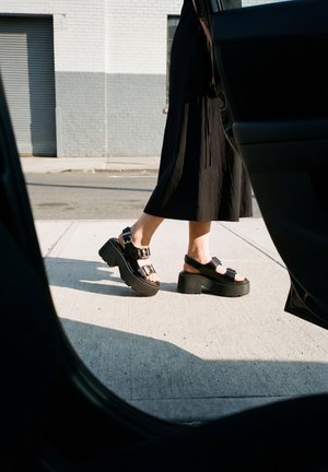 Buffalo, VICIOUS ATHENA BUCKLE - Sandales à plateforme - black