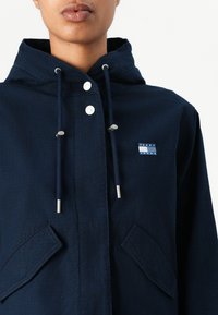 Tommy Jeans TJW BADGE HOODED JACKET - Chaqueta de entretiempo - dark night navy