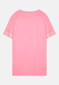 T-shirt rose à manches courtes avec des accents à franges sur les manches, fabriqué en tissu doux, avec un col rond et une coupe décontractée.