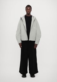 Han Kjøbenhavn WINDBREAKER TECHNICAL JACKET UNISEX - Neperpučiamoji striukė - steel grey