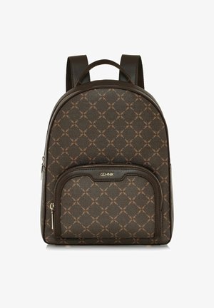 Brązowy plecak z beżowym geometrycznym wzorem, przednia kieszeń na zamek i podwójne ramiączka na białym tle.