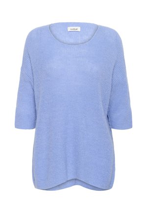 Pulover bleu deschis cu textură moale, decolteu rotund și mâneci scurte. Are o croială lejeră și fante laterale la tiv.