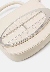 Tommy Jeans ORIGIN CROSSOVER - Håndveske - newsprint