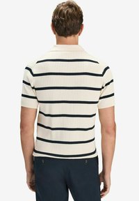 John Henric PEDRO - Pikeepaita - cream white