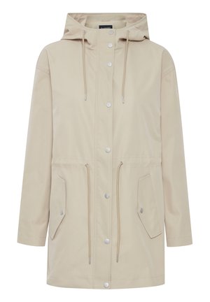 Beige vandtæt jakke med hætte, trykknaplukning fortil, snoreliv og to sidelommer. Glat tekstur med minimale designdetaljer.