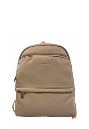 Zaino in finta pelle beige con texture liscia, tasca frontale con zip e dettagli in oro. Forma semplice e arrotondata con spallacci regolabili.