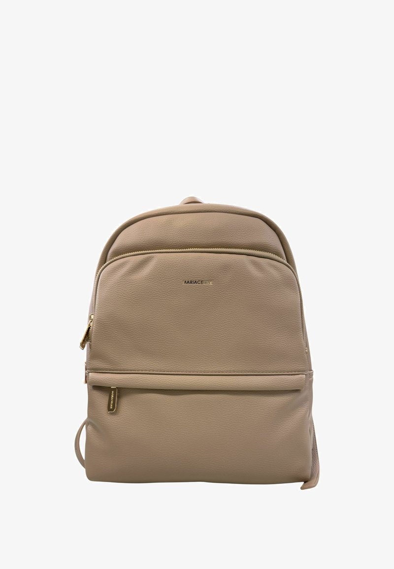 Zaino in finta pelle beige con texture liscia, tasca frontale con zip e dettagli in oro. Forma semplice e arrotondata con spallacci regolabili.