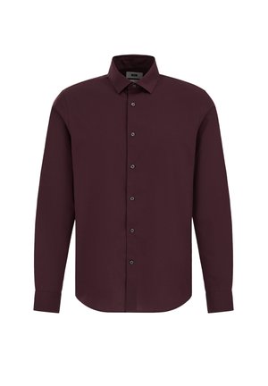 Burgundska srajca z dolgimi rokavi in ovratnikom na gumb, ki se odlikuje po gladki teksturi tkanine in črnih gumbih ob sprednjem delu.