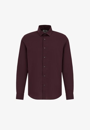 Burgundska srajca z dolgimi rokavi in ovratnikom na gumb, ki se odlikuje po gladki teksturi tkanine in črnih gumbih ob sprednjem delu.