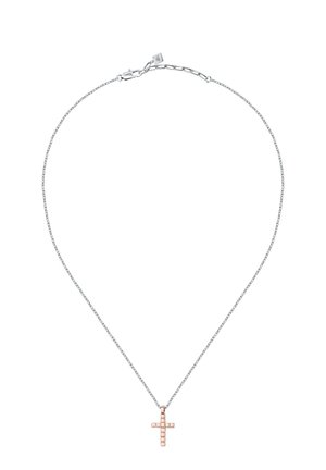 Collana in argento con pendente a forma di croce in oro rosa, caratterizzato da un motivo rettangolare. Il fermaglio è di tipo granchio, garantendo una vestibilità sicura.