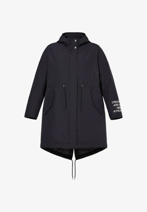 Lang sort hættejakke med trykknapper foran, snøre i taljen, klaplommer og tekst på højre ærmekant.