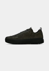 Ciemnozielony zamszowy sneaker z teksturowaną powierzchnią, gumową podeszwą, płaskimi sznurowadłami oraz tylnym uchwytem. Posiada logo po boku.