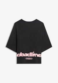Černé oversized tričko vyrobené z bavlny, s růžovou grafikou, která říká "deadline" a s designem zeměkoule na dolním zadním díle.