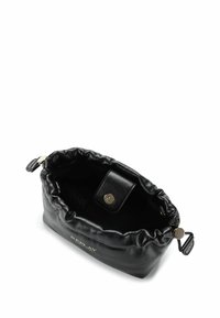 Zachte leren zwarte zak met trekkoordsluiting, gouden magnetische drukknoop en Replay merknaam op de voorkant.