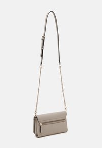 Grijze synthetische handtas met een omslagontwerp, voorzien van een voorzak met rits en een afneembare kettingriem. Glad textuur, minimalistische stijl.