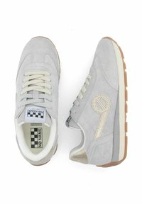 Sneakers in suede grigio con lacci crema, un accento beige strutturato e suole in gomma marrone chiaro; presentano un logo sul lato e un'etichetta a scacchi.