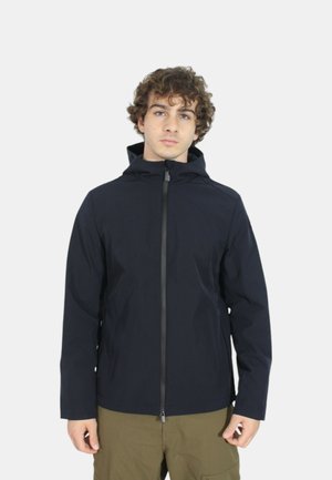 Giacca impermeabile navy con chiusura a zip, cappuccio regolabile e texture liscia; presenta un design pulito e accenti minimali.