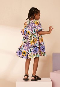 Next SHORT SLEEVE  REGULAR FIT - Džersio suknelė - purple pink tropical floral print