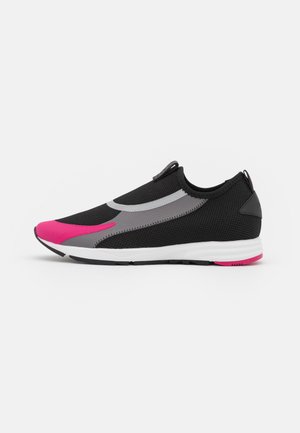 Chaussure de sport noire avec tige en maille, accents gris et rose, design sans lacets, semelle intermédiaire épaisse blanche et semelle extérieure en caoutchouc noir texturé.