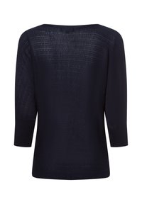 Top in maglina blu con maniche a tre quarti, caratterizzato da un motivo testurizzato e dettagli a rete aperta sulla schiena, design leggero e informale.