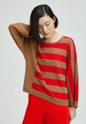 Brauner und roter gestreifter Pullover mit lockerer Passform, langen Ärmeln und rundem Ausschnitt. Weiche Textur, kontrastierende horizontale Streifen.