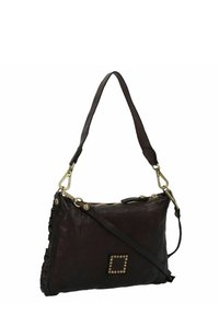 Borsa a tracolla in pelle marrone scuro con una superficie texturizzata, chiusura con zip e accessori in oro. Presenta un accento quadrato borchiato e una tracolla regolabile.