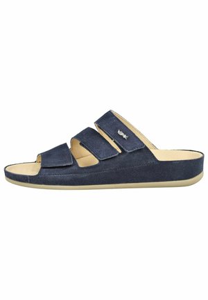 Sandalia de ante azul marino con puntera abierta, tres tiras ajustables de velcro y suela acolchada beige.