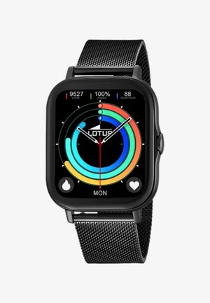 Reloj inteligente cuadrado negro con una colorida pantalla circular, que muestra los pasos, el porcentaje de batería y la frecuencia cardíaca. Pulsera de metal negro con malla.