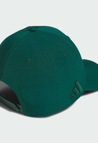 Zielona czapka z gładką fakturą, z zakrzywionym daszkiem, regulowanym paskiem i wytłoczonym logo na tyle.