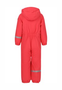 Röd isolerad one-piece snösuit med huva, elastisk midja, silverreflekterande ränder på ärmarna och samlade manschetter vid anklarna.