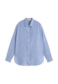 Lyseblå langærmet skjorte med knapper og krave, lodrette fine hvide striber og afrundet kant, lagt fladt på en hvid baggrund.