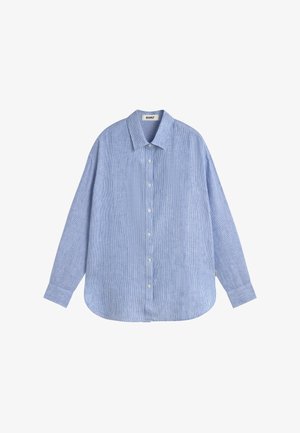 Vaaleansininen, pitkähihainen nappikauluspaita, jossa on kaulus, pystysuuntaiset ohuet valkoiset raidat ja pyöristetty helma, aseteltuna tasaisesti valkoiselle taustalle.