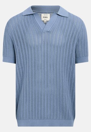 Kristalno modra kratka majica s polo ovratnikom iz pletenega materiala z odprtim vzorcem tkanja ter rebrastimi prijemali in spodnjim robom.