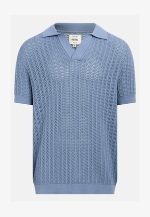 Kristalno modra kratka majica s polo ovratnikom iz pletenega materiala z odprtim vzorcem tkanja ter rebrastimi prijemali in spodnjim robom.