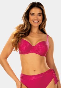 Fuksjowy zestaw bikini z teksturowanym wzorem fal, biustonosz z drutem i regulowanymi ramiączkami, oraz wysokim stanem i wiązanymi bokami.